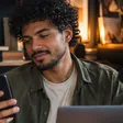 Criador de conteúdo com smartphone no estúdio